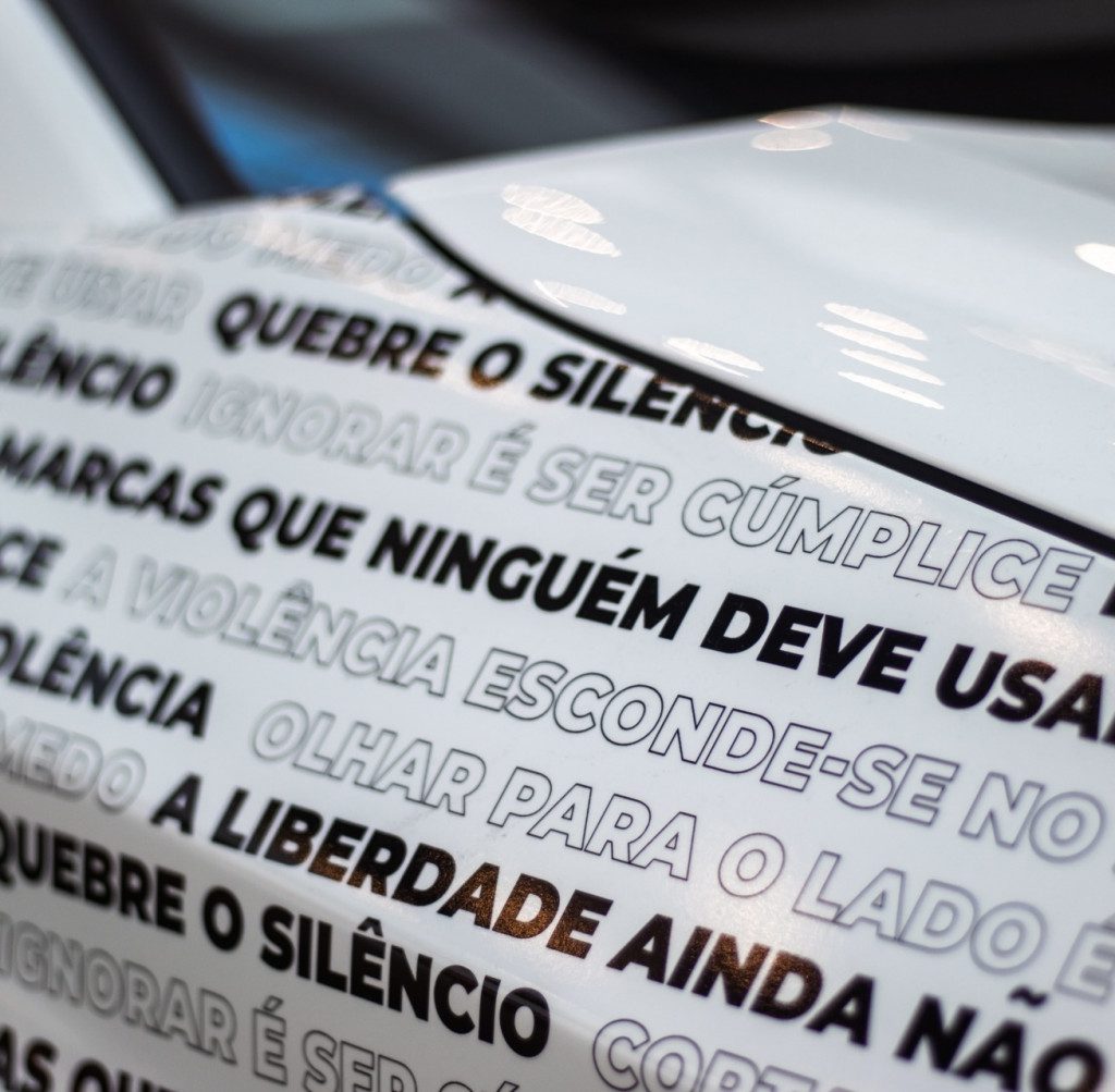 Caetano Auto em Braga apoia campanha de luta contra a violência doméstica com viatura Lexus decorada com mensagem sensibilizadora